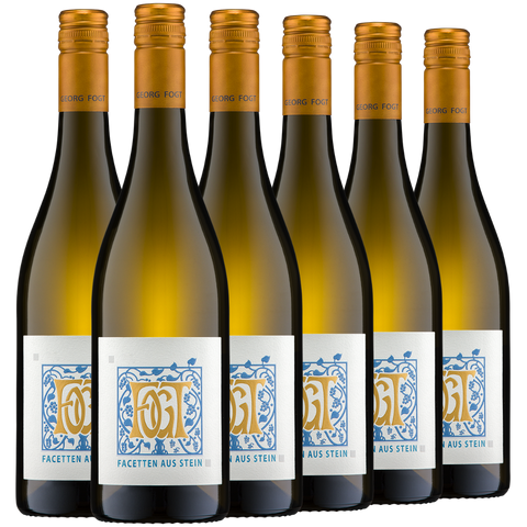 Sechs Flaschen Weißwein mit der Aufschrift Facetten aus Stein II und goldenen Verschlüssen, in zwei Reihen angeordnet.