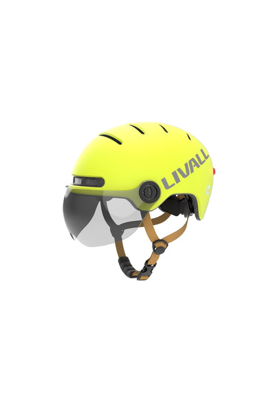 Ein gelber LIVALL-Fahrradhelm mit klarem Visier, braunen Kinnriemen, schwarzer Schnalle und Belüftungsschlitzen, dargestellt auf weißem Hintergrund.