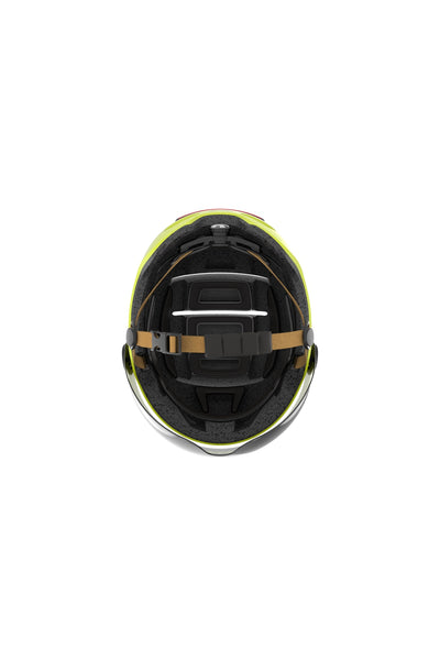 Draufsicht auf einen Schutzhelm mit Innenpolsterung, Verstellriemen und Kinnriemen vor einem weißen Hintergrund.