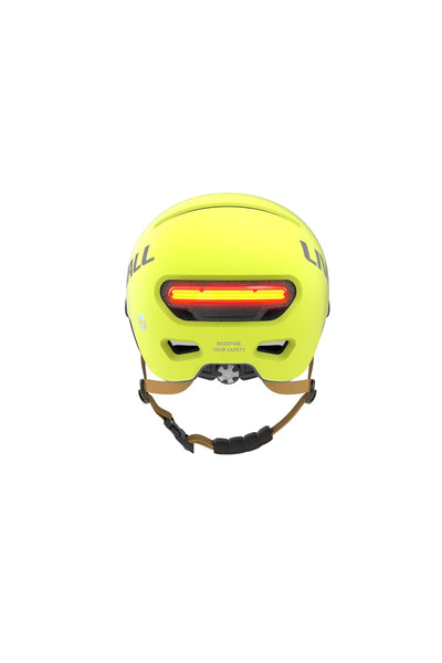 Rückansicht eines gelben Fahrradhelms mit eingebautem roten LED-Licht und verstellbarem braunen Riemen.