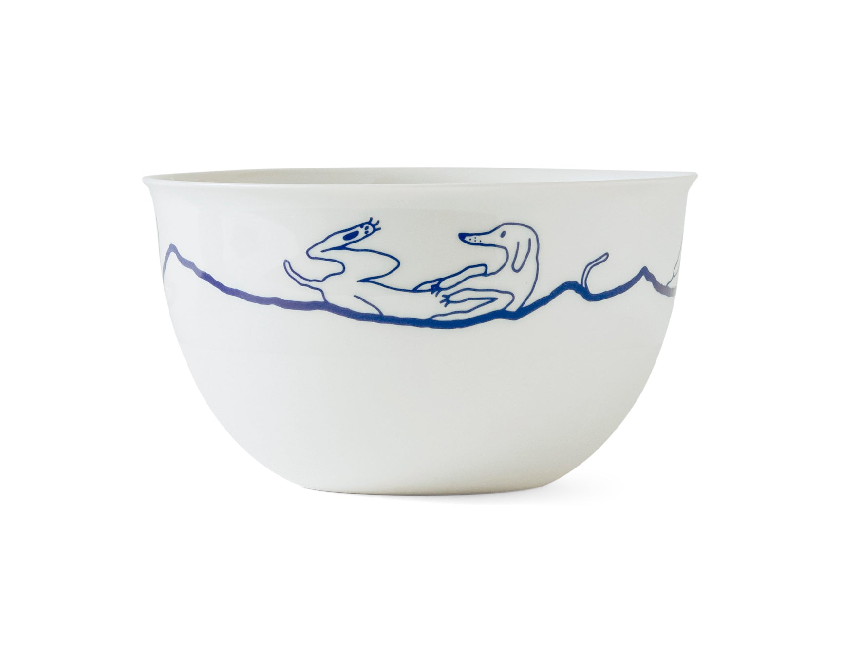 Handgefertigte Porzellan-Schale aus der Serie „Alcmene, Thisbe, Phillis und Arsinoe“ mit blauer Linienkunst eines Hundes und Frosches, die entspannt an der Seite des weißen Geschirrs dargestellt sind.