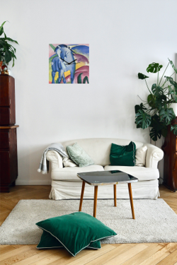 Eine Uhr mit einem blauen Pferdegemälde im Hintergrund und schwarzen Uhrzeigern, die auf 10:10 zeigen und in einem Wohnraum über einem Sofa hängt. 