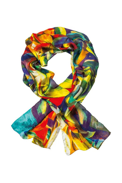 Ein farbenfroher Schal mit einem abstrakten Muster aus leuchtenden Gelb-, Rot-, Blau- und Grüntönen, die in einem lockeren Knoten vor einem weißen Hintergrund angeordnet sind.