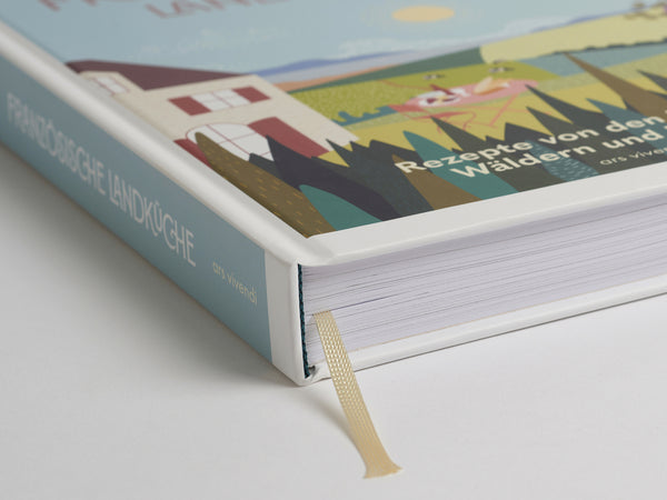 Nahaufnahme eines Hardcover-Kochbuchs mit Lesezeichen und illustriertem Umschlag.