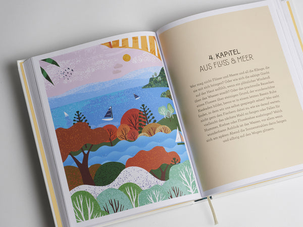 Aufgeschlagenes Buch mit einer farbigen Landschaftsillustration und deutschem Text mit dem Titel 4. Kapitel Aus Fluss & Meer.