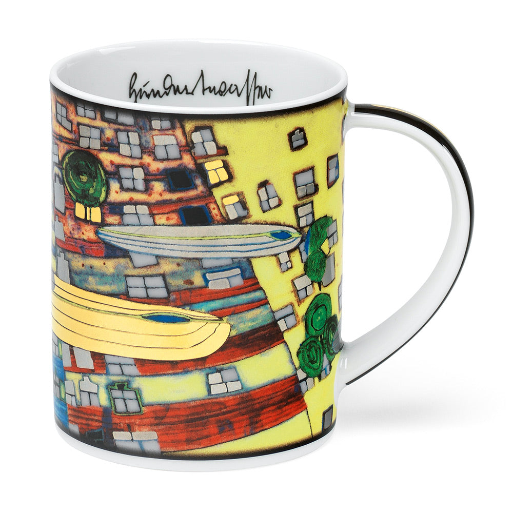 Set aus vier magischen Porzellanbechern mit farbenfrohen abstrakten Gebäudedesigns von Friedensreich Hundertwasser und einer schwarzen Signatur am inneren Rand.