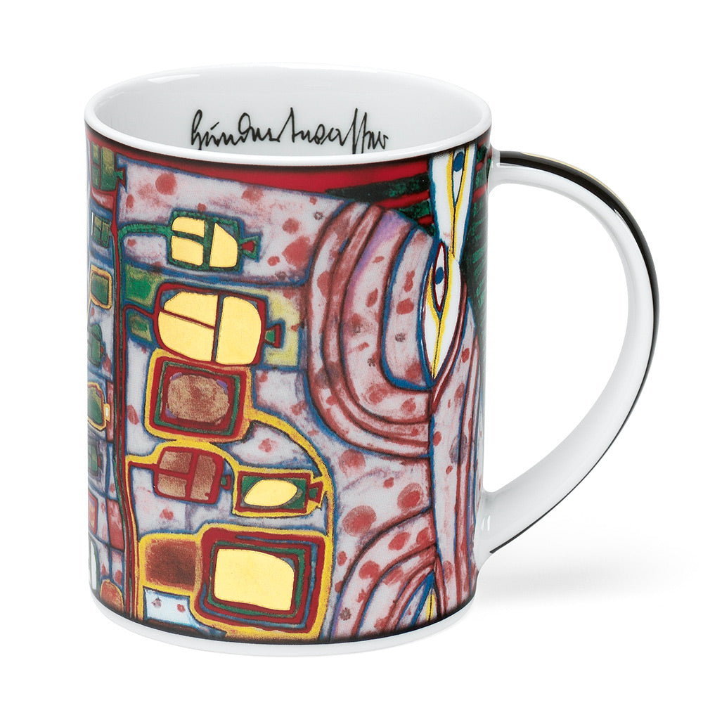 Der Friedensreich Hundertwasser Zauberbecher „Baummensch-Vase“ zeigt ein abstraktes geometrisches Kunstwerk auf weißem Porzellan, hervorgehoben durch eine schwarze Signatur am Rand.