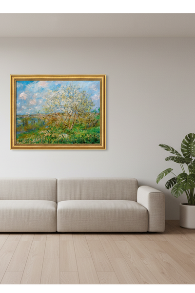 Das Bild Frühling von Claude Monet,  dargestellt in einem Wohnraum mit Sofa und Pflanze. 