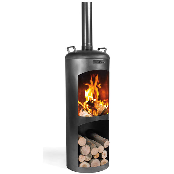 Schwarzer Holzofen für den Außenbereich mit Feuer im Inneren und Holzscheiten, die in einem Fach darunter gelagert werden.