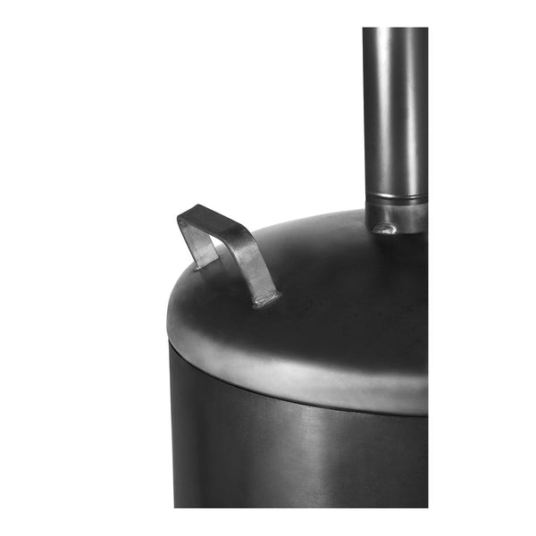 Nahaufnahme eines Metallfasses oder -tanks mit einem Griff am Deckel und einem daran befestigten vertikalen Rohr.