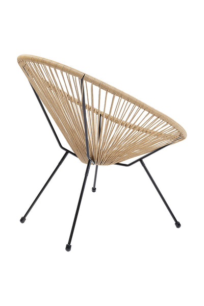 Moderner Stuhl mit kreisförmig geflochtenem Sitz aus hellbraunem Cord und drei schwarzen Metallbeinen.