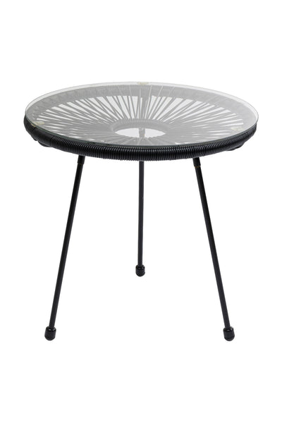 Ein runder Glastisch mit schwarzer, geflochtener Umrandung und drei abgewinkelten Metallbeinen.