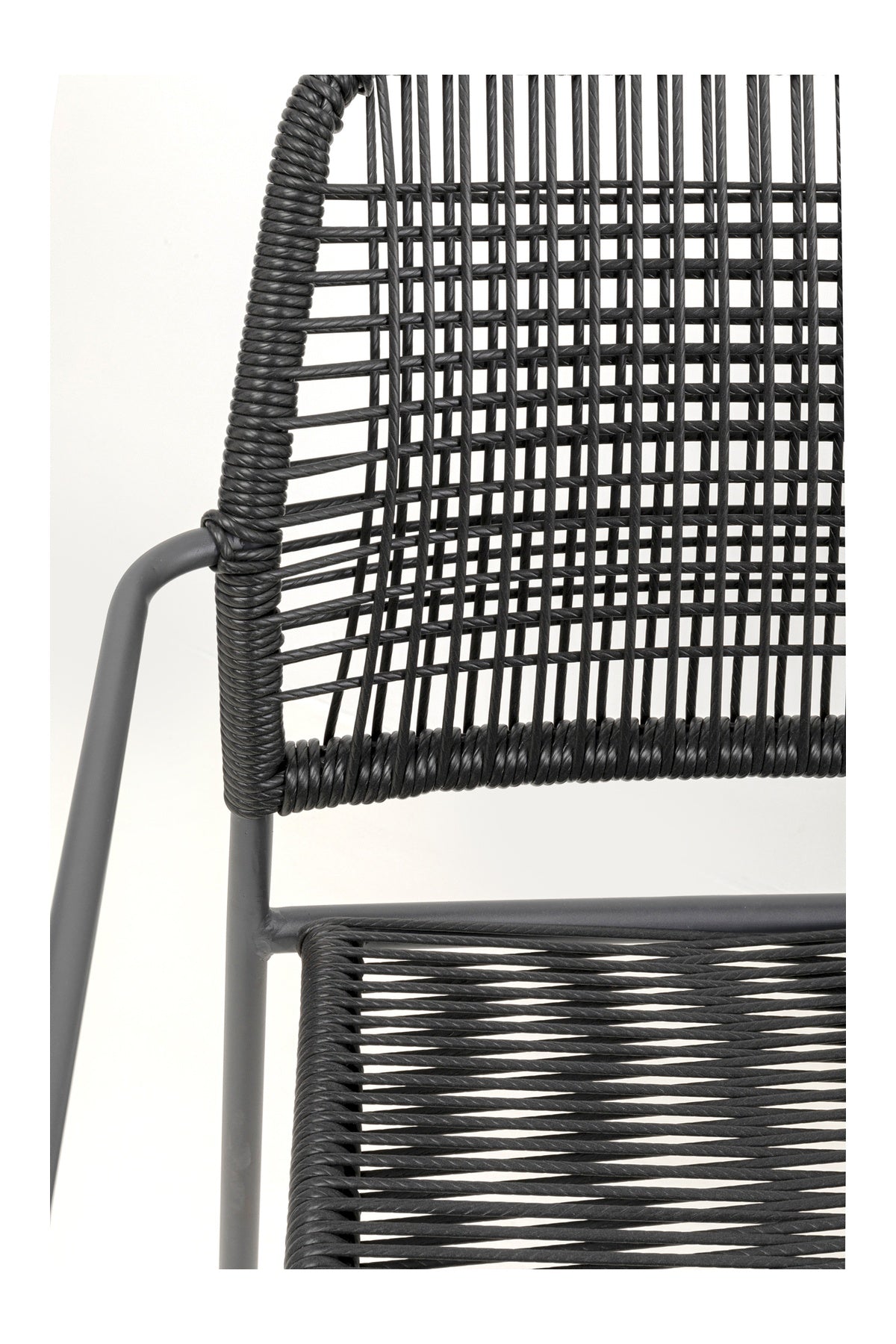 Nahaufnahme eines schwarzen Metallstuhls mit eng geflochtener, schwarzer Kordel als Sitz und Rückenlehne in minimalistischem und modernem Design.