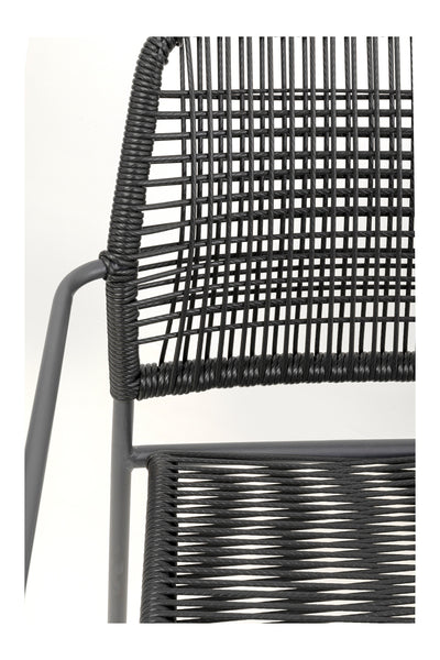 Nahaufnahme eines schwarzen Metallstuhls mit eng geflochtener, schwarzer Kordel als Sitz und Rückenlehne in minimalistischem und modernem Design.