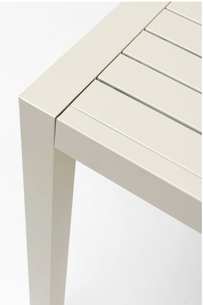 Nahaufnahme der Ecke eines hellen Lattentischs für den Außenbereich mit minimalistischem Design auf weißem Hintergrund.