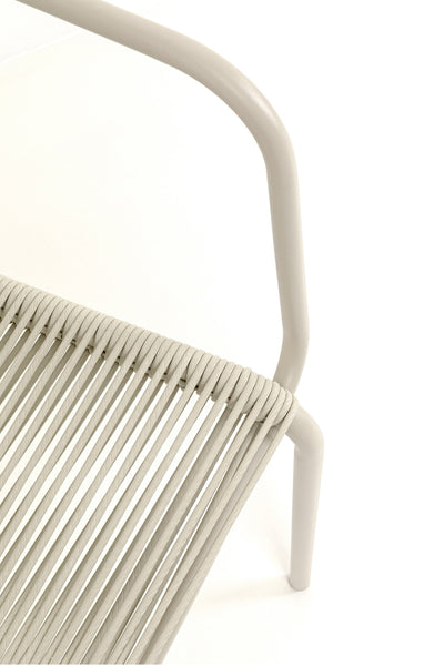 Nahaufnahme eines modernen Stuhls mit einem hellen Metallrahmen und einem eng gewickelten Seil, das die Sitzfläche bildet.