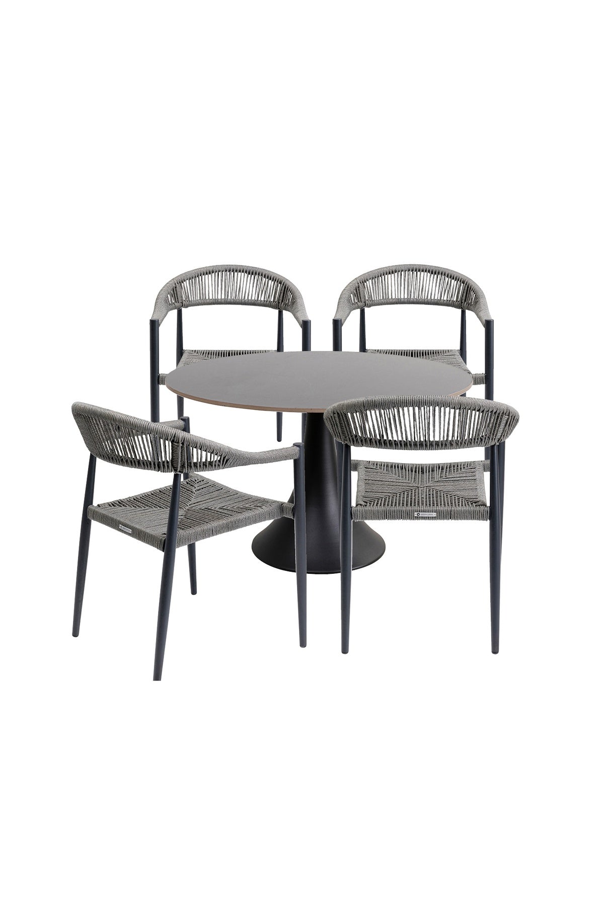 Ein modernes Esstischset mit einem quadratischen schwarzen Tisch und vier passenden Stühlen mit geflochtenen Rückenlehnen und Sitzflächen.