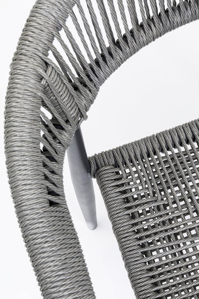Nahaufnahme eines modernen Stuhls mit einem gewebten grauen Kordelmuster auf der Rückenlehne und der Sitzfläche vor einem weißen Hintergrund.