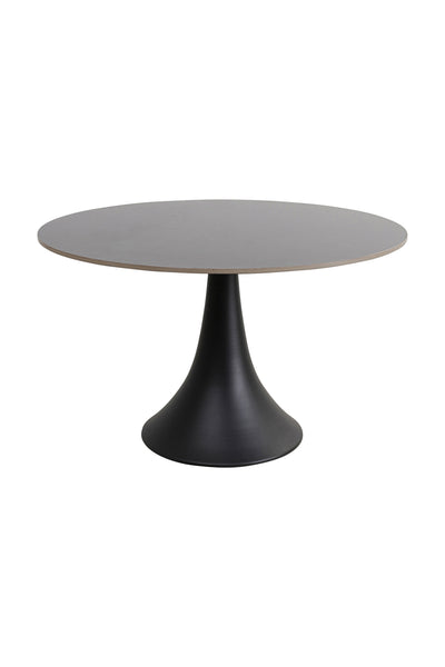 Ein runder, moderner schwarzer Couchtisch mit einer breiten flachen Platte und einem einzelnen geschwungenen Sockel.