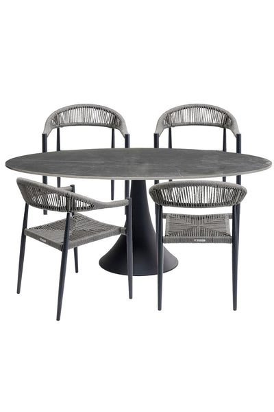 Ovaler Esstisch mit schwarzem Sockel, umgeben von vier grauen geflochtenen Stühlen mit schwarzen Beinen, angeordnet auf weißem Hintergrund.