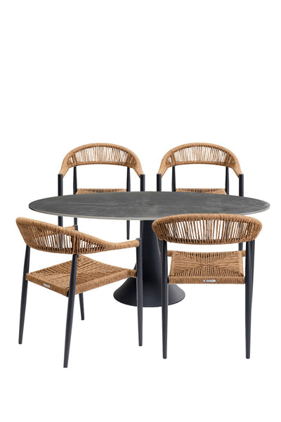 Ovaler schwarzer Sockel-Esstisch mit vier braunen Korbstühlen mit schwarzen Beinen, die um den Tisch herum auf einem weißen Hintergrund angeordnet sind.