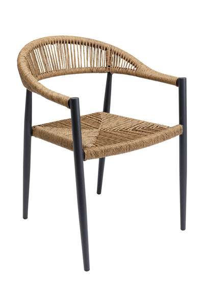 Ein Stuhl mit Sitz und Rückenlehne aus geflochtenem Rattan, der von vier schwarzen Beinen und Armlehnen getragen wird.