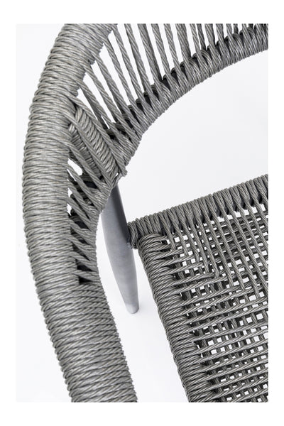 Nahaufnahme eines grauen geflochtenen Stuhls, die das detaillierte Muster der Kordel zeigt, die sich um den Rahmen und die Sitzfläche vor einem weißen Hintergrund wickelt.