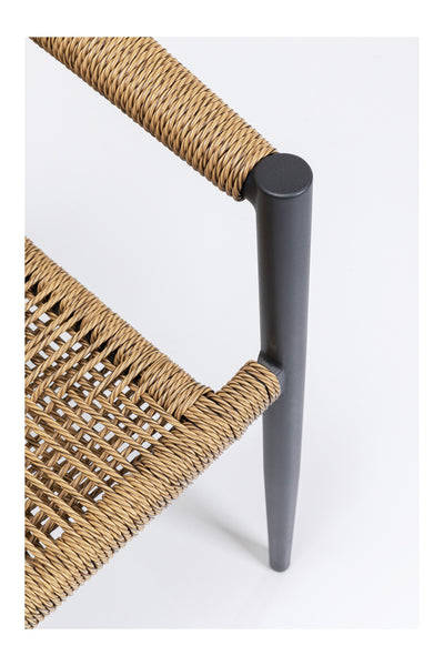 Nahaufnahme einer Stuhlecke mit Sitz und Rückenlehne aus geflochtenem Rattan, mit einem mattschwarzen Metallrahmen und -bein vor weißem Hintergrund.