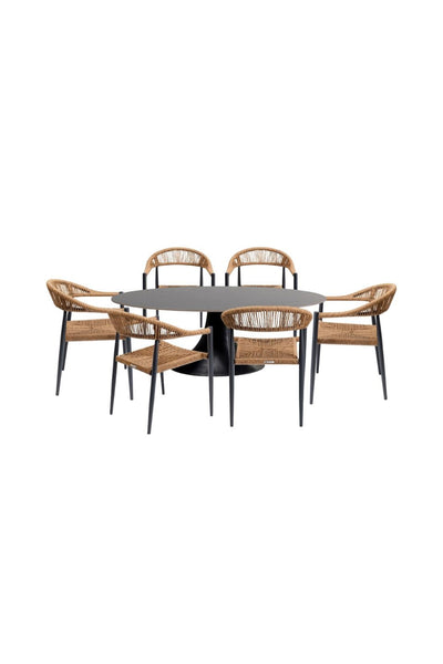 Ein schwarzer ovaler Esstisch mit sechs passenden Stühlen mit geflochtenen Rattansitzen und -lehnen, die um den Tisch herum auf einem weißen Hintergrund angeordnet sind.
