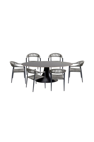 Ein moderner ovaler Esstisch mit schwarzem Sockel, umgeben von sechs passenden Stühlen mit geflochtener Rückenlehne, alles vor einem weißen Hintergrund.