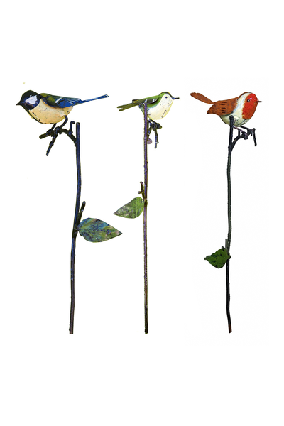 Das 3-teilige Gartenstecker-Set „Vögel“ besteht aus farbenfrohen Vogelskulpturen, die auf dünnen Metallstäben mit grünen Blattakzenten sitzen.