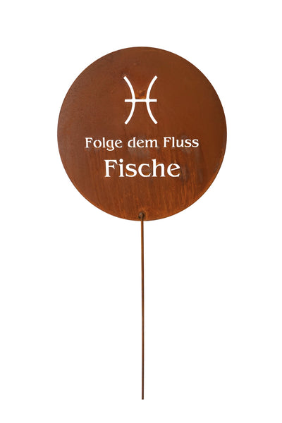 Rundes Metallschild mit dem Tierkreiszeichen der Fische und dem deutschen Text Folge dem Fluss Fische, auf einem dünnen vertikalen Stab, isoliert auf weißem Hintergrund.