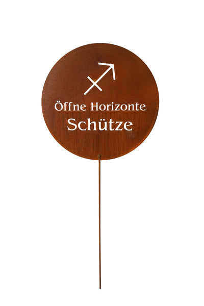 Ein rundes Metallschild mit dem Schütze-Symbol und dem Schriftzug Öffne Horizonte Schütze auf einem dünnen vertikalen Stab.