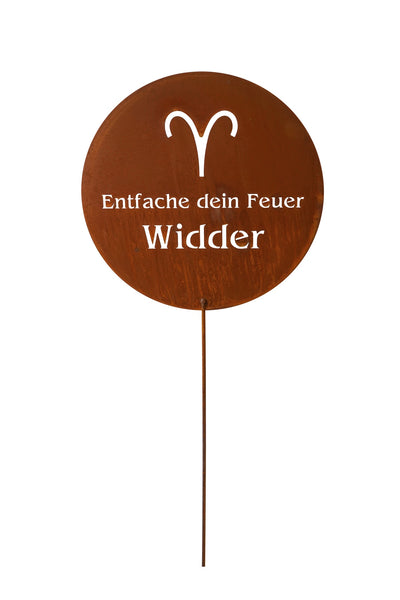 Ein rundes Metallschild mit dem Tierkreiszeichen Widder, dem deutschen Satz Entfache dein Feuer und dem Wort Widder, montiert auf einem dünnen Stab.