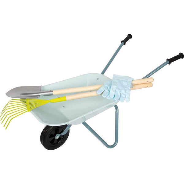 Eine hellblaue Schubkarre enthält eine Schaufel, eine Harke mit gelbem Kopf, eine Hacke und ein Paar hellblaue Gartenhandschuhe.