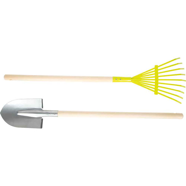 Eine gelbe Gartenharke und eine Schaufel mit Metallklingen und Holzgriffen sind nebeneinander auf einem weißen Hintergrund angeordnet.