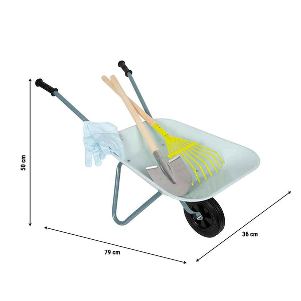 Eine Schubkarre mit einer Schaufel, einer Harke und Gartenhandschuhen im Inneren. Die Abmessungen sind 79 cm Länge, 36 cm Breite und 50 cm Höhe.
