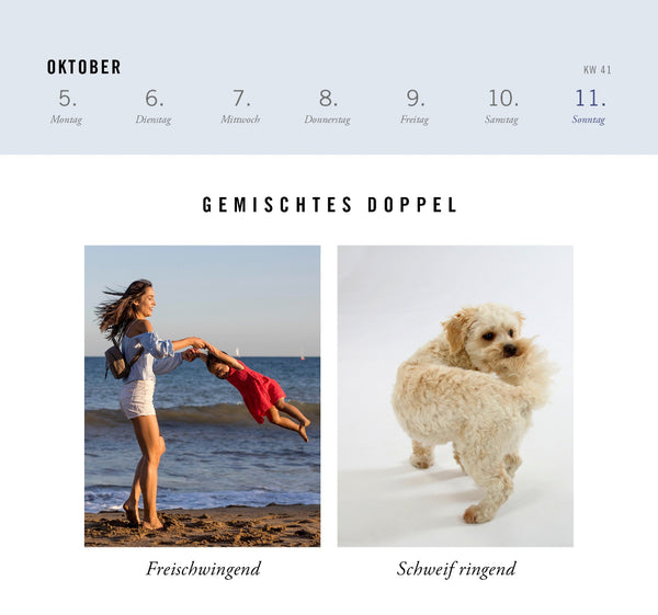 Eine Frau schaukelt ein Kind am Strand; ein kleiner Hund dreht den Kopf zurück, den Schwanz gekrümmt.