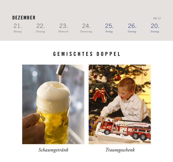 Ein schäumendes Bier wird ausgeschenkt und ein Kind spielt mit einem Spielzeug-Feuerwehrauto in der Nähe eines Weihnachtsbaums.