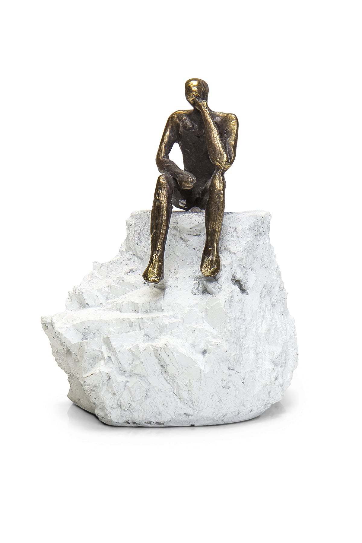 Auf einem rauen, weißen, felsenartigen Sockel ruht die Bronzefigur einer sitzenden Person, die eine nachdenkliche Haltung einzunehmen scheint und eine Hand am Kinn hat.