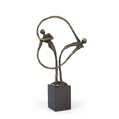 Bronzeskulptur von zwei abstrakten Figuren, die auf einem schwarzen, rechteckigen Sockel mit verschränkten Armen balancieren.