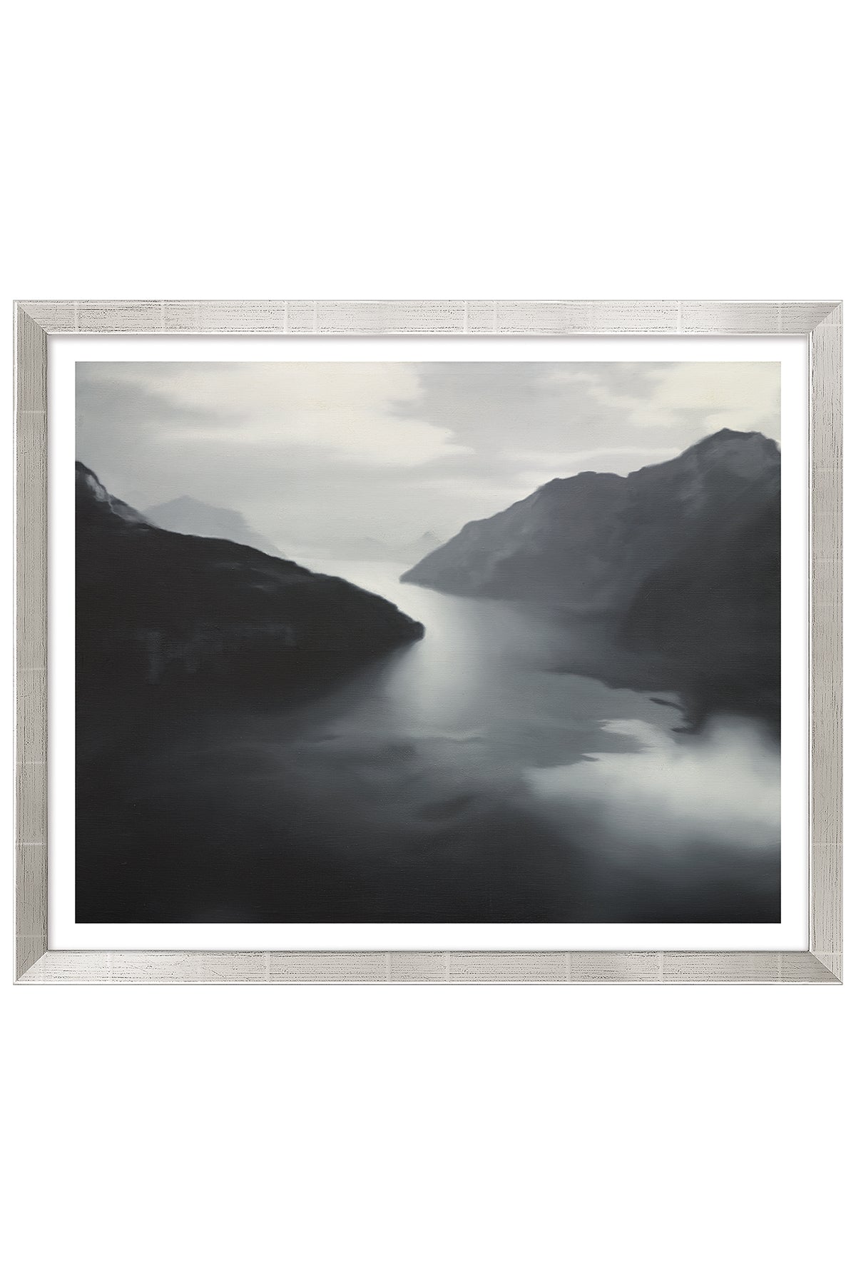 Schwarz-Weiß-Gemälde einer nebligen Berglandschaft mit einem Fluss oder See in der Mitte, gerahmt in einem Metallrahmen.