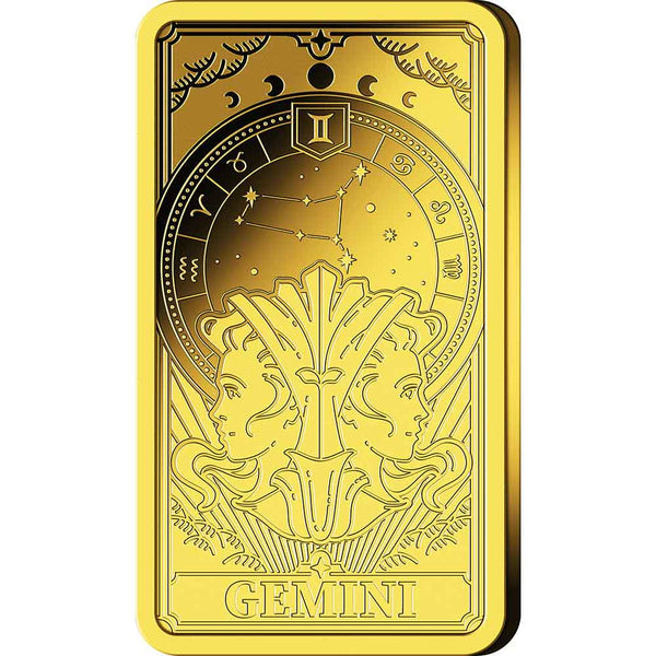 Goldkarte mit zwei gespiegelten Zwillingsgesichtern, Sternbild, Tierkreiszeichen und dem Text GEMINI am unteren Rand.