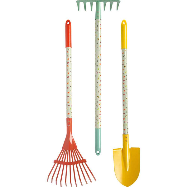 Drei Gartengeräte mit gemusterten Griffen: eine rote Laubharke, eine grüne Gartenharke und eine gelbe Schaufel, die vertikal nebeneinander auf weißem Hintergrund angeordnet sind.