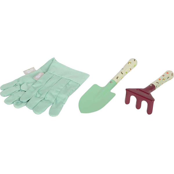 Ein Paar hellgrüne Gartenhandschuhe, eine grüne Kelle mit gemustertem Stiel und ein kleiner roter Handrechen mit passendem Stiel, alle auf einer weißen Fläche ausgebreitet.