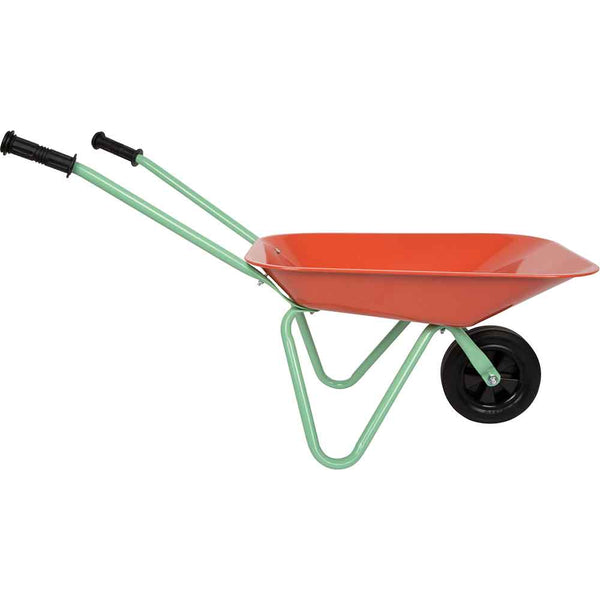 Eine rote Schubkarre mit einem einzelnen schwarzen Rad, grünem Metallrahmen und zwei schwarzen Griffen, von der Seite gezeigt.