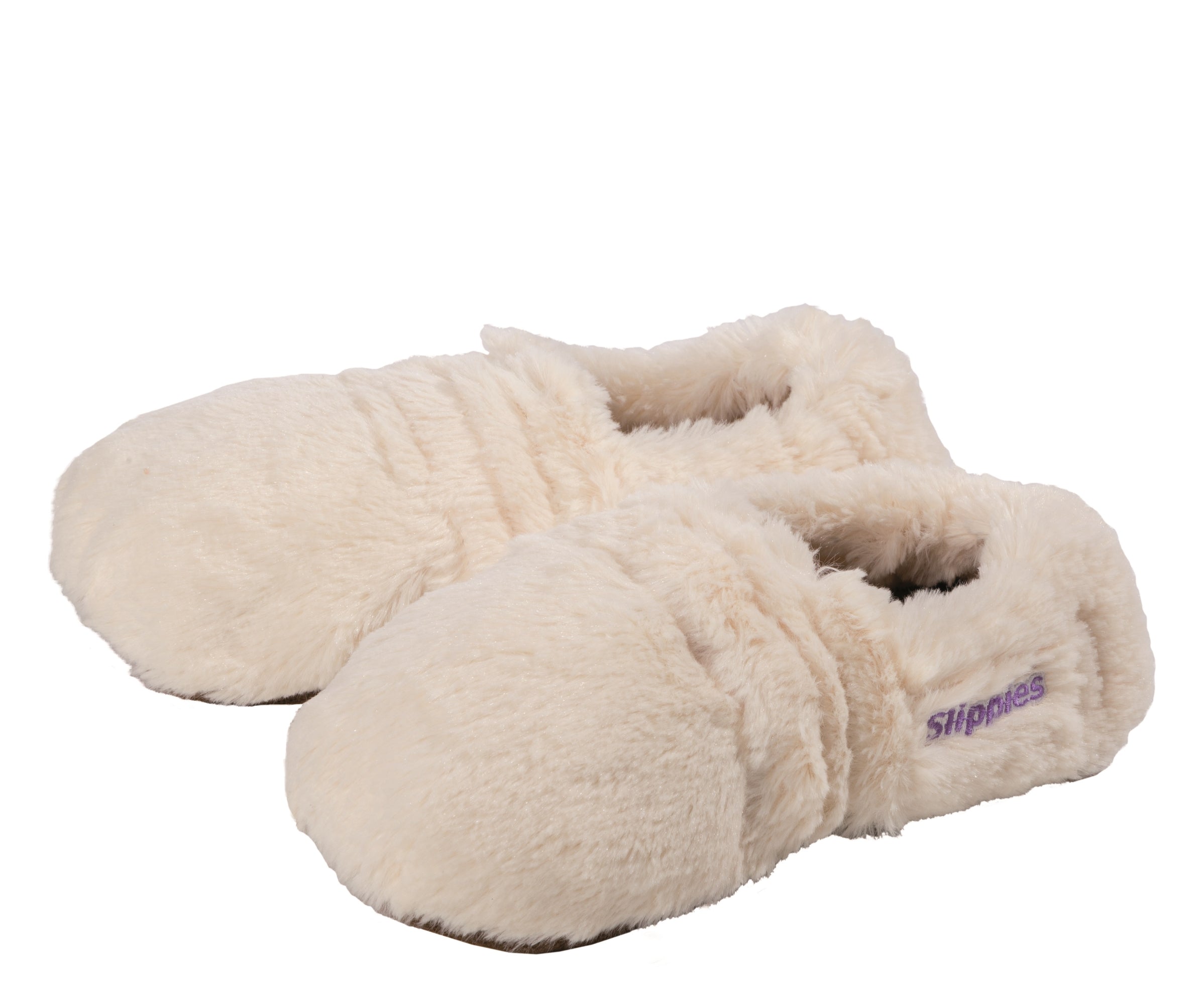 Ein Paar flauschige, cremefarbene Hausschuhe mit lila aufgestickten Slippies an der Seite.
