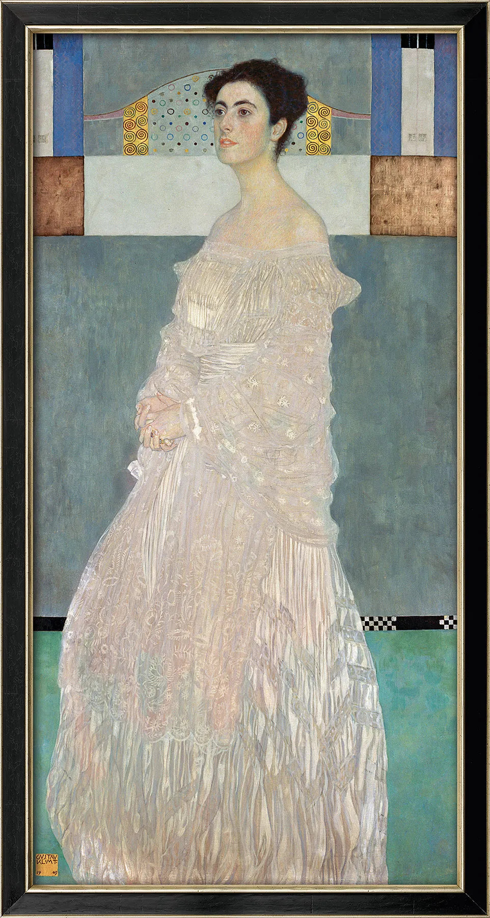 Porträt einer Frau in einem weißen Kleid vor einem geometrischen Hintergrund in Blau-Grün und Gold.