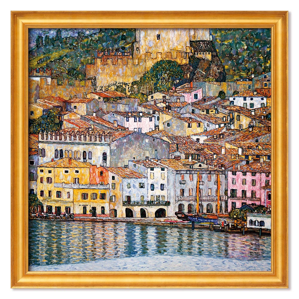 Gerahmtes Gemälde: Gustav Klimts „Malcesine am Gardasee“ (1913) zeigt farbenfrohe Gebäude am Wasser mit Spiegelungen und einem Hügel im Hintergrund.