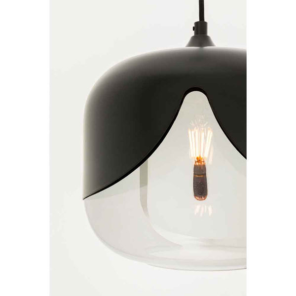 Eine moderne Pendelleuchte mit einem schwarzen, kuppelförmigen Oberteil und einem Unterteil aus Klarglas, das eine freiliegende Glühbirne im Inneren offenbart.